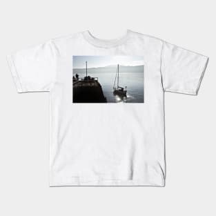 The yacht Ayesha heads out to sea from Scarborough, Yorkshire, UK Kids T-Shirt